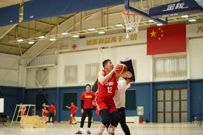 中國籃球之隊官博：大塊頭 大能量 祝李炎哲25歲生日快樂！