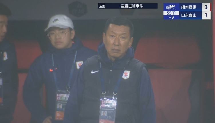 半場1-3落后遞補(bǔ)隊(duì)！場邊的崔康熙表情焦急